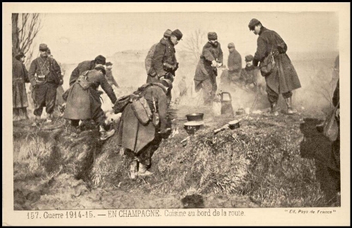 Guerre 1914-15. En Champagne, cuisine au bord de la route