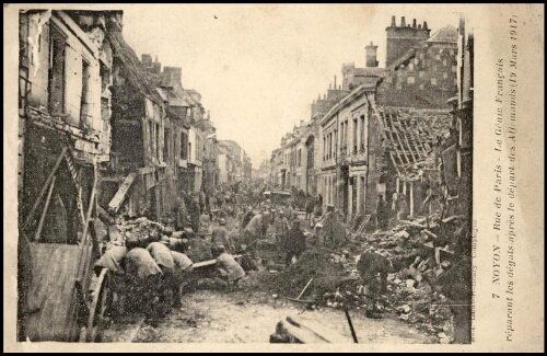 Noyon, rue de Paris, le Génie français réparant les dégâts après le départ des allemands (19 mars 1917)