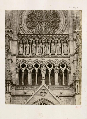 Cathédrale d'Amiens : la Galerie des Rois et la rose.