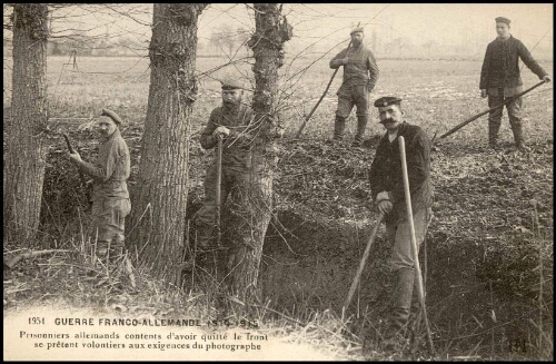 Guerre franco-allemande, 1914-1918. Prisonniers allemands contents d'avoir quittés le front, se prêtent volontiers aux exigences du photographe