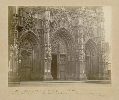 Collégiale Saint-Vulfran d'Abbeville: extérieur, bas du portail. Note manuscrite : Acheté à Édimbourg (Écosse) rue Frédéric, le 28 août 1872. Souvenir de mon voyage en Écosse.