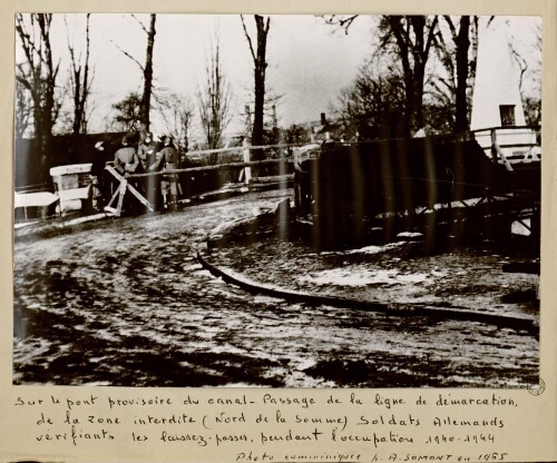 Pont provisoire du canal, passage de la ligne de démarcation de la zone interdite (Nord de la Somme). Soldats Allemands vérifiant les laissez-passer, pendant l'Occupation 1940-1944. - Photo communiquée par A. Somont en 1965.