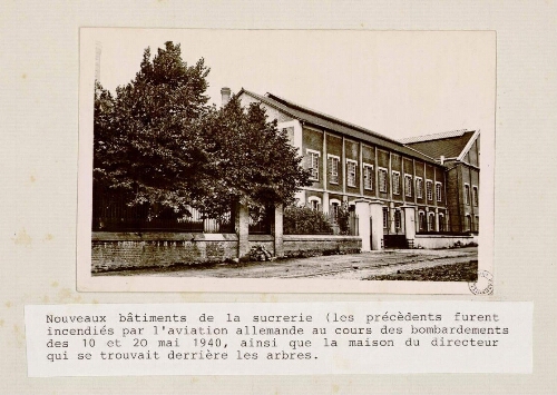 Nouveaux bâtiments de la sucrerie (les précédents furent incendiés par l'aviation allemande au cours des bombardements des 10 et 20 mai 1940, ainsi que la maison du directeur qui se trouvait derrière les arbres. - Photogr.