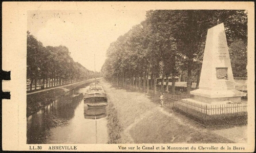 Abbeville. Vue sur le canal et le Monument du chevalier de la Barre