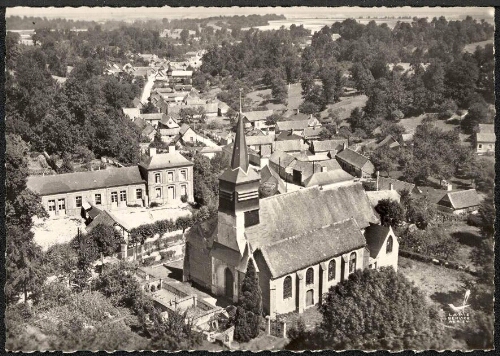 En avion au-de ssus de … Mons Boubert (Somme) : l'église et les écoles