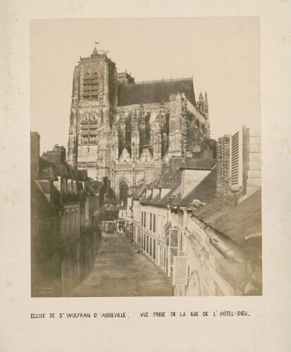 Collégiale Saint-Vulfran d'Abbeville : extérieur, vue prise de la rue de L'Hôtel-Dieu.