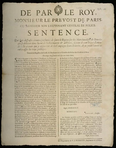 affiche Ancien Régime de par le Roy, Monsieur le Prévost de Paris, ou Monsieur son Lieutenant Général de Police. Sentence, Qui fait de ffenses à toutes personnes de faire le Regrat sur les Marchandises et de nrées qui se de bitent dans la ruë de la Feronnerie et ailleurs, à peine de cent livres d'amende ; Et à ceux qui y apportent de la Campagne leurs de nrées, de ne point barrer ni embarasser la voye publique.