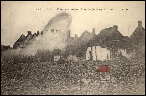 1914. Maisons incendiées dans un faubourg d'Anvers