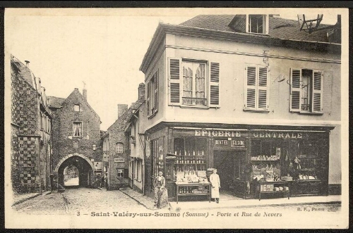 Saint-Valery-sur-Somme (Somme) : porte et rue de Nevers