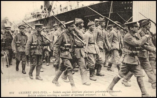 Guerre 1914-1915, soldats anglais escortant plusieurs prisonniers allemands. British soldiers escorting a number of German prisoners